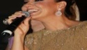 Gülben Ergen'e Kıbrıs'ta çiçekli protesto