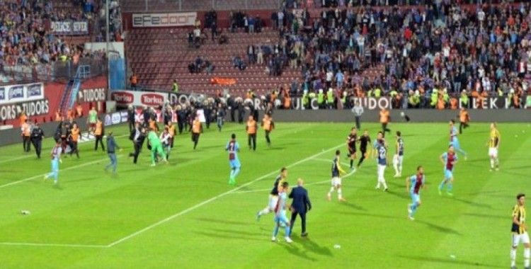 Trabzon seyircisi, bitime 1 dk. kala maçı bitirdi..