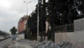 Tarihi okulun duvarını yıktılar