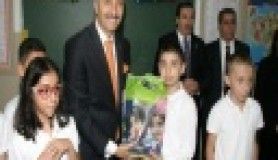 Başkan Yeniay Öğrencilere ders kitaplarını dağıttı