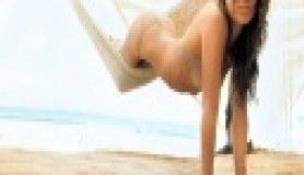 Nişanlısına striptizci hediye etti