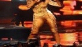 Canlı yayında saçlarını kazıttı