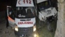 Ambulansla minibüs çarpıştı, 8 yaralı