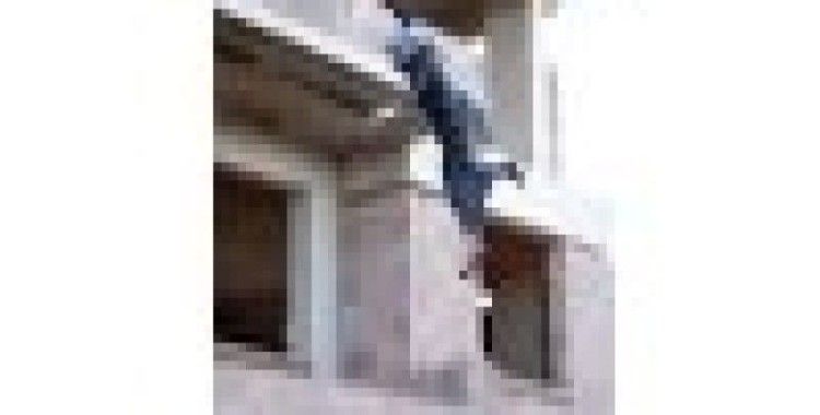 Genç kızı branda kurtardı