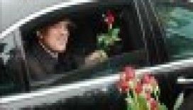 Abdullah Gül'e güllü karşılama