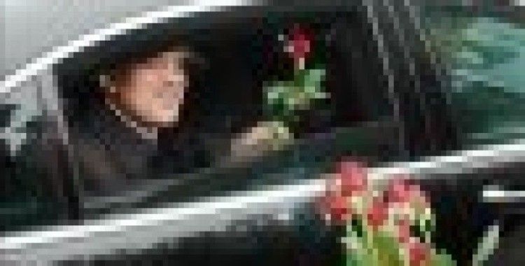Abdullah Gül'e güllü karşılama