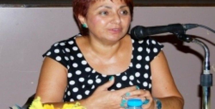 Buket Uzuner Ayvalıklarla buluştu