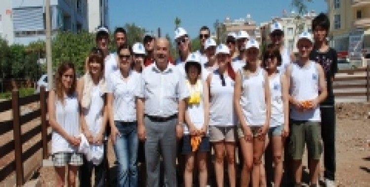 Dünya gençleri Didim'in parklarına el attı