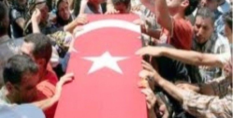 Şehit evine ateş düştü