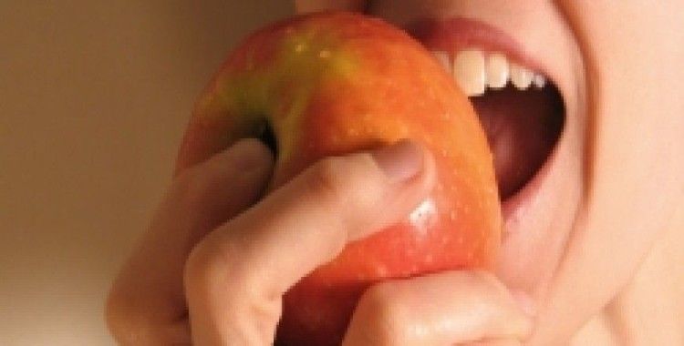 Elma, dişe koladan zararlı mı?