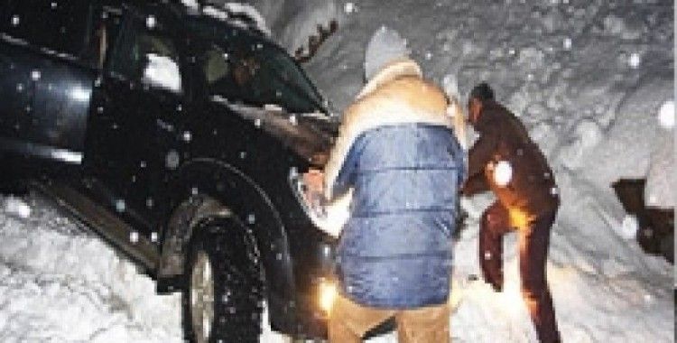 Çığ düştü 20 araç mahsur kaldı