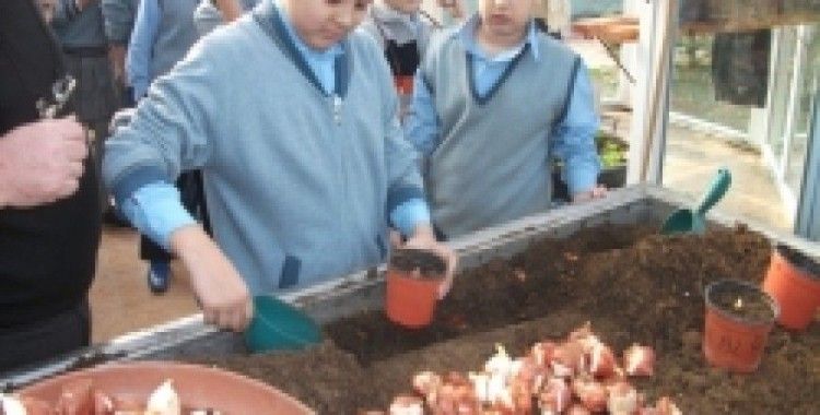 Çiçek sevgisini çocuklukta alıyorlar