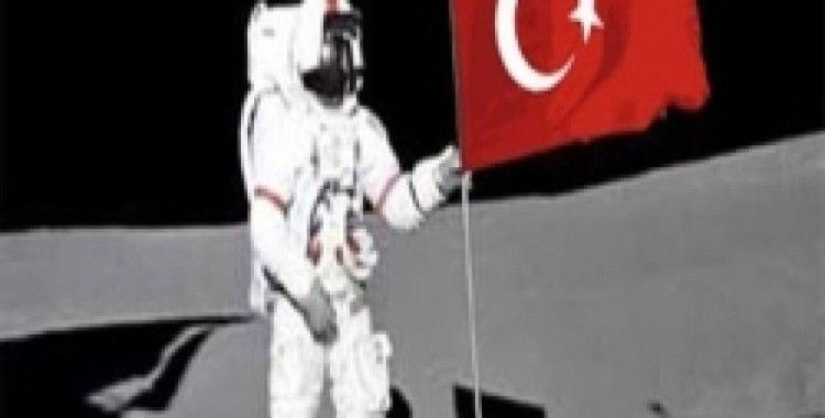 Aya giden Türk bayrağı dönüyor