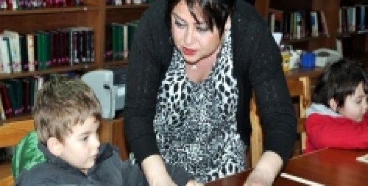 Minikler, araştırma ödevi için kütüphanede