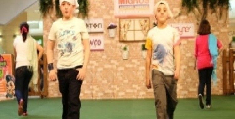 Süper Starlar podyuma çıktı