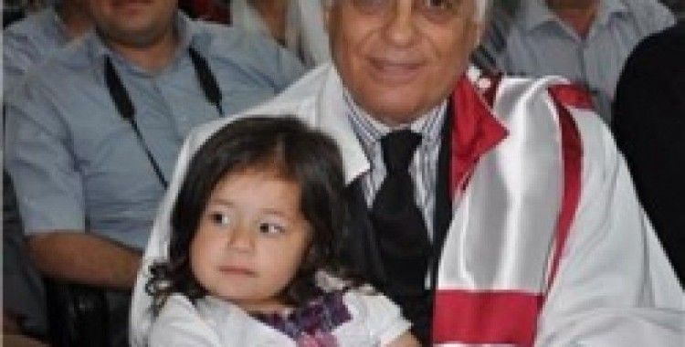 Annesinin diploma törenini rektörün kucağında izledi