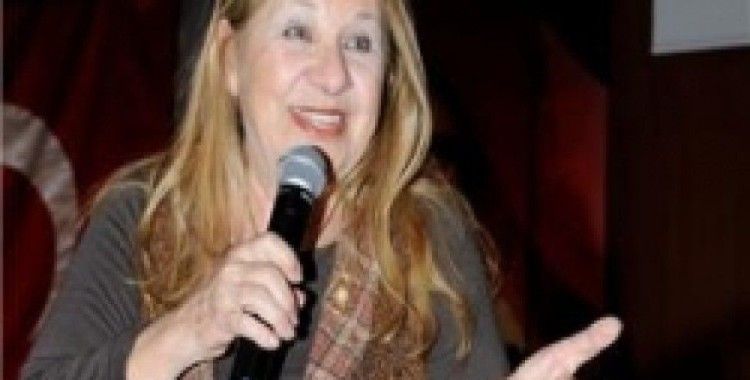 Ayla Algan öğrencilere tiyatroyu anlattı
