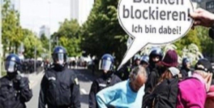 Frankfurt savaş alanına döndü!