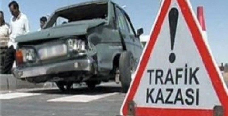 Otomobilden kaçtı, kamyonetin altında kaldı