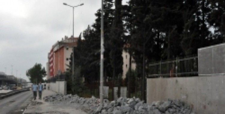 Tarihi okulun duvarını yıktılar