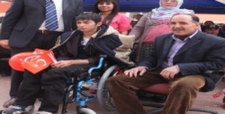 Engelli çocuğun tekerlekli sandalye sevinci