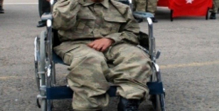 Tekerlekli sandalyesinde asker olmanın mutluluğunu yaşadı