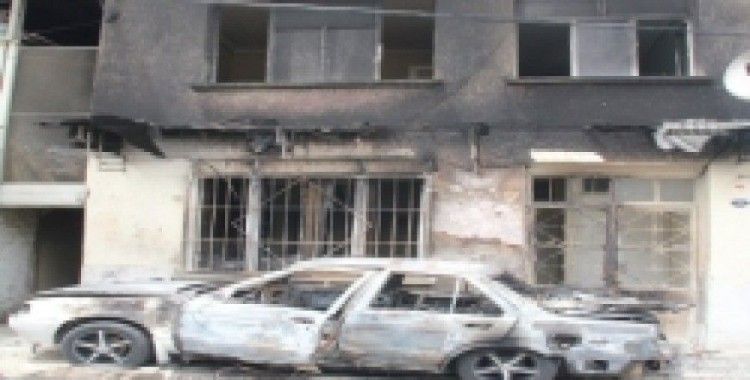 Küçük kızlara taciz iddiasıyla şahsın evini ve arabasını yaktılar