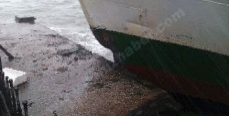 İzmir’de feribot iskeleye çarptı: 3 yaralı