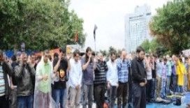 Antikapitalistler Gezi'de Cuma namazı kıldı
