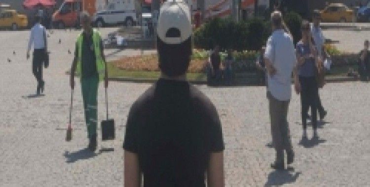 Antalya’da fraklı duran adam