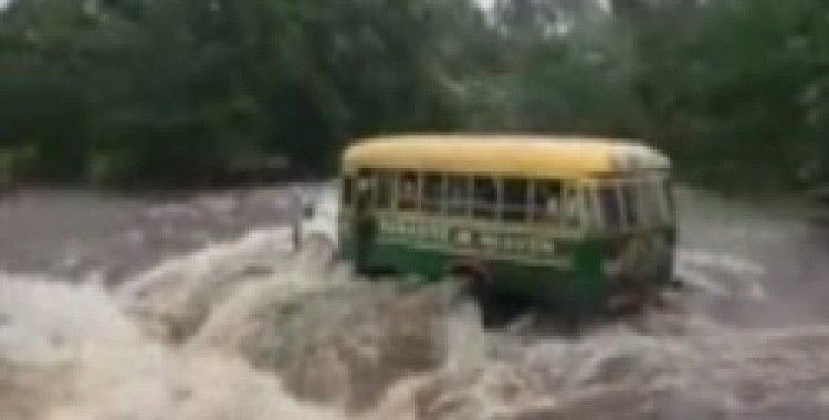 Yolcu dolu otobüs sel sularına dayanamadı