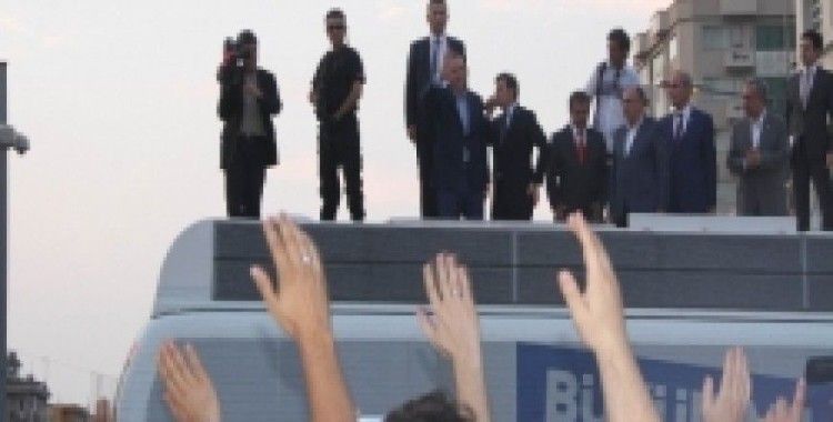 Başbakan Erdoğan, Bursalılarla Rabia selamı verdi