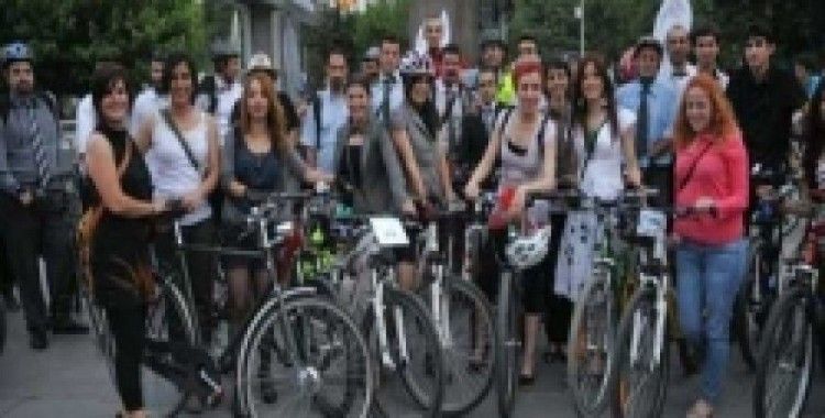 Bisiklet kazalarını 'bisiklet turu' atarak protesto ettiler