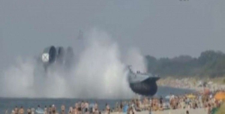 Plaja çıkan 'askeri gemi' görenleri şaşırttı