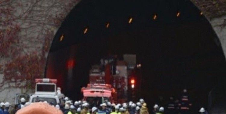 Tünelde kaza oldu, sürücüler dumandan etkilendi