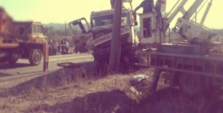 Beton mikseri traktöre çarptı: 2 ölü