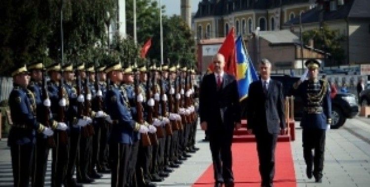 Arnavutluk Başbakanı Rama ilk yurtdışı gezisini Kosova'ya düzenledi