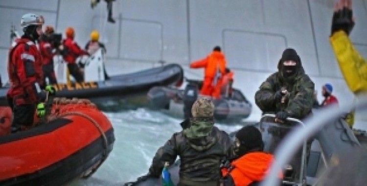 Silahlı güvenlik Greenpeace gemisine çıktı, barışçıl eylemciler gözaltında