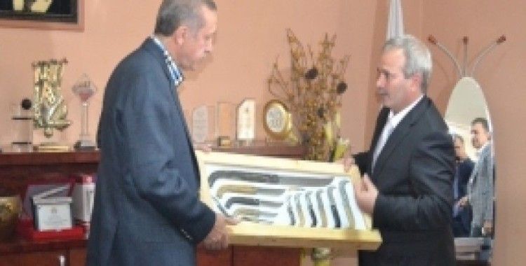 Başbakan Erdoğan’a bıçak seti hediye edildi