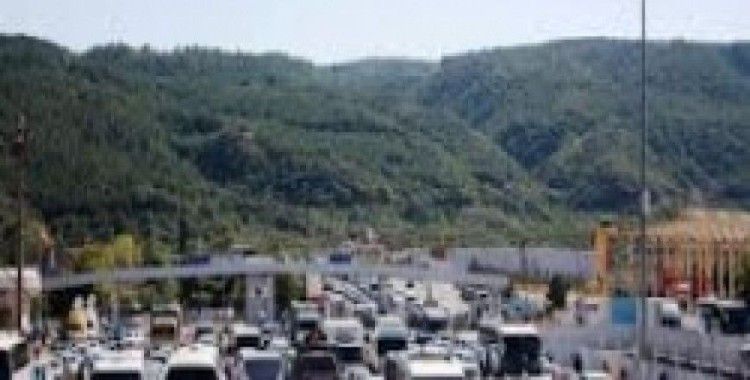 D-100 karayolunda bayram dönüşü trafik çilesi