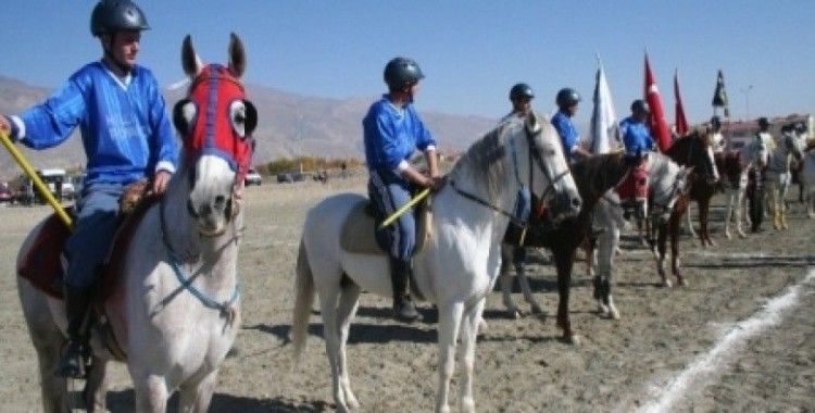 Erzincan’da atlı cirit heyecanı