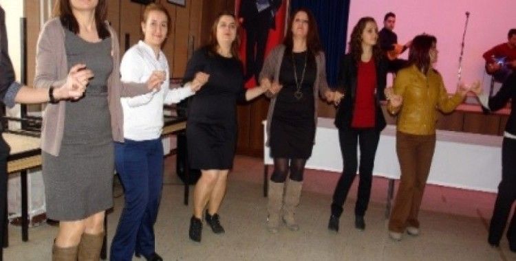 Yüksekova'da Öğretmenler Günü Kürtçe şarkılarla kutlandı