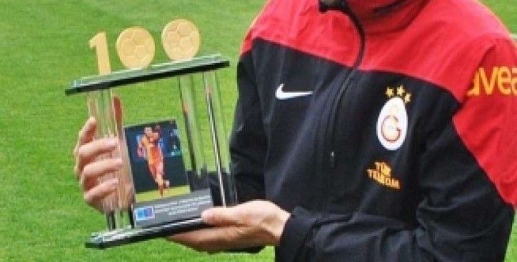 Burak Yılmaz Plaketini aldı
