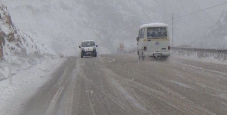 Zonguldak-İstanbul yolu buzlanma nedeniyle trafiğe kapalı