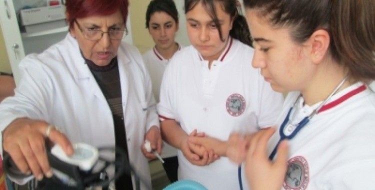 Özel Afşin Bey Anadolu Sağlık Meslek Lisesi, deneyimli kadrosu ile başarılara imza atıyor