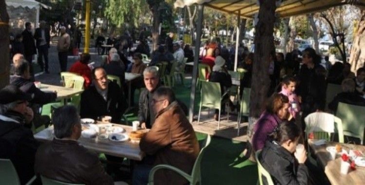CHP'li Günel simit, peynir, çay ve limitsiz sohbetlerine devam ediyor