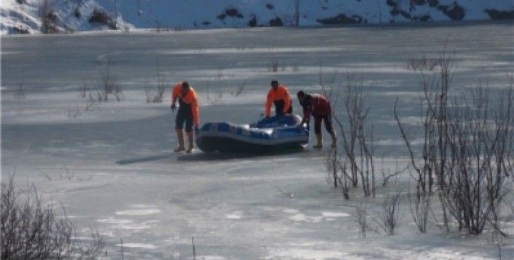 Buz tutan gölette köpek kurtarma operasyonu