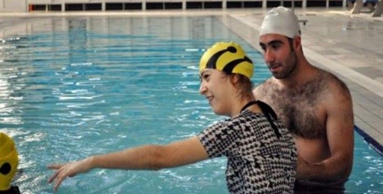 Engelli antrenör, engellilere yüzme öğretiyor