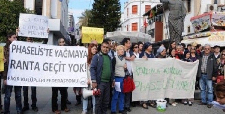 Antalya'da çevrecilerden Phaselis için kozalaklı eylem