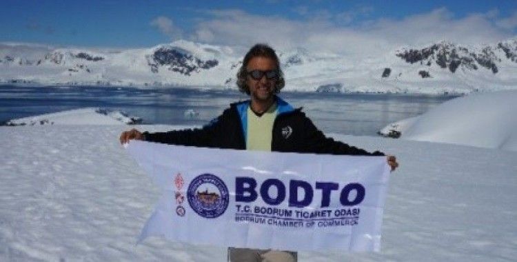 Maceracı işadamı, Bodrum bayrağını Antarktika’ya dikti